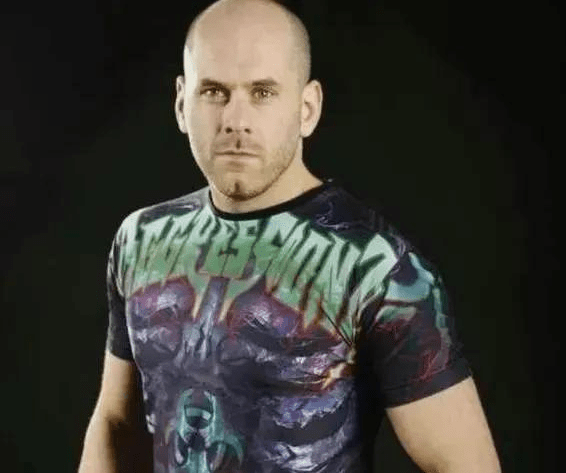 名女人感情,开专栏卖不雅照 大家好,我的名字叫梅纳德,英文名是silas