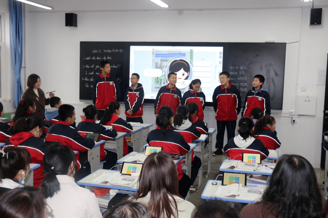 3月31日上午,纸坊中学何菲萍老师以《力》为课题带来一场精彩的