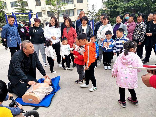 2021年4月15日,阳城县红十字会和阳城县凤城镇卫生院走进县城凤凰新村