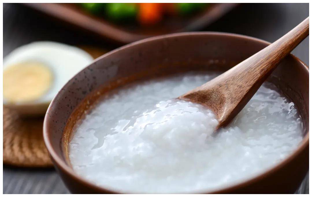 柴犬拉稀但精神好