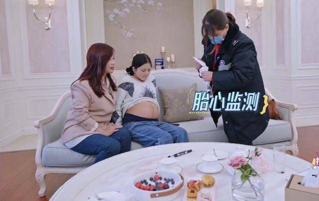 王灿带护士上综艺,露出孕肚做胎心监测,孩子活泼,"妊娠线"明显