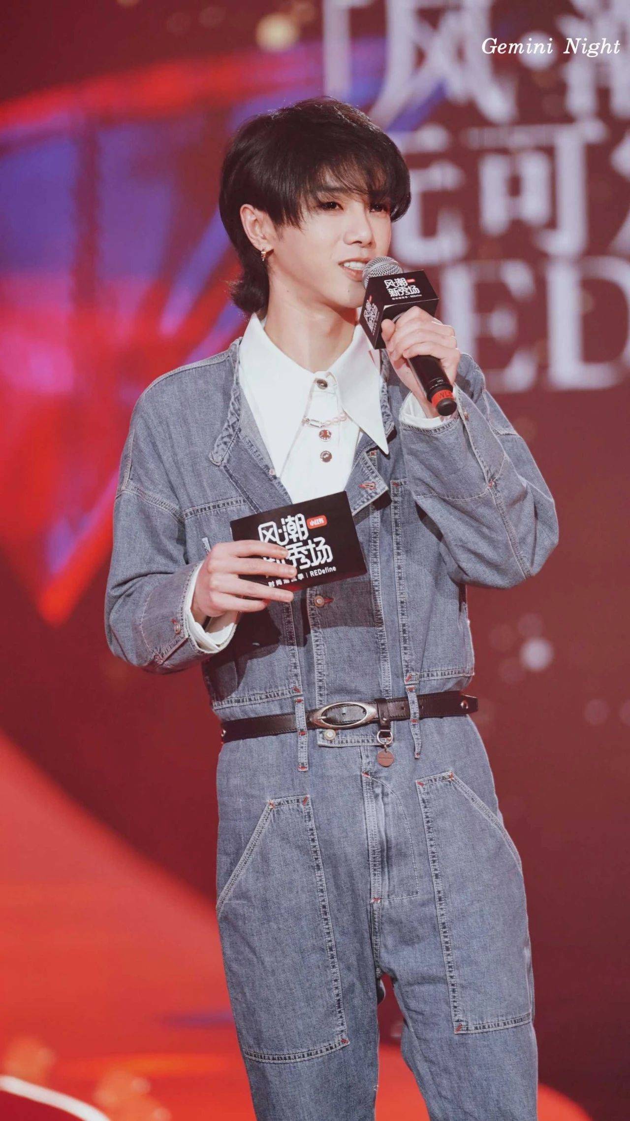 华晨宇壁纸这神仙颜值太绝了帅气中透露着一丝俏皮