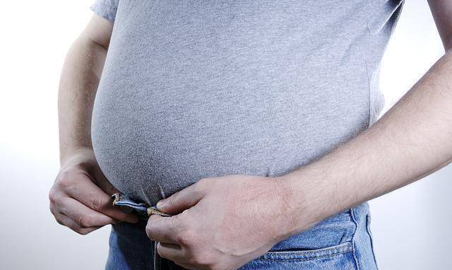 尤其是肚子会以极快的速度长起来,有时甚至会比怀孕女性的肚子还要大