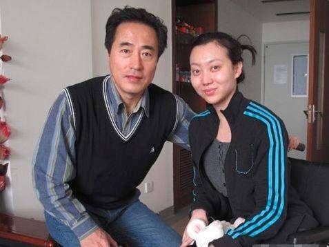 都说日久生情,郎昆和第一任妻子因为经常在一起工作,在感情渐入佳境