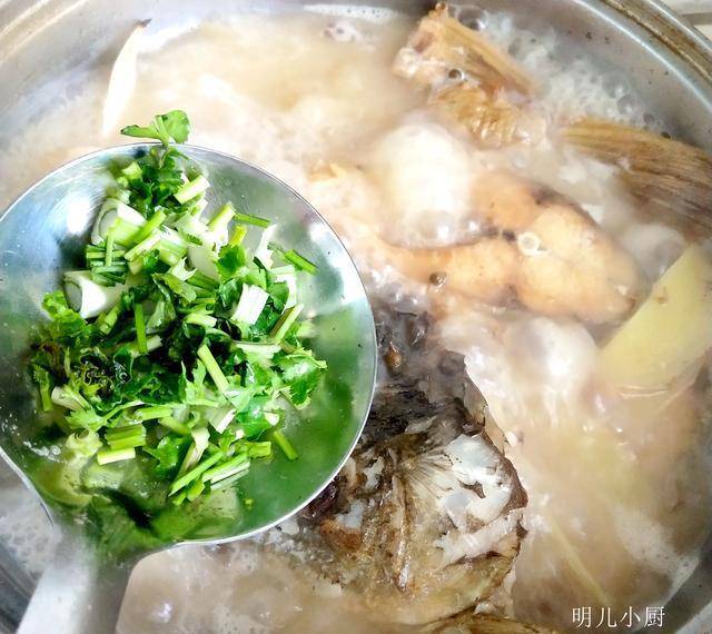 好喝營養的鯉魚湯就做好了,這樣經過炸制的過程,不但魚肉勁道好吃