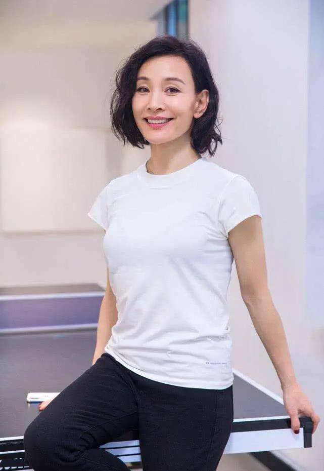 原创58岁陈冲这次拼了穿金色吊带高调秀身材男人头霸气又妩媚