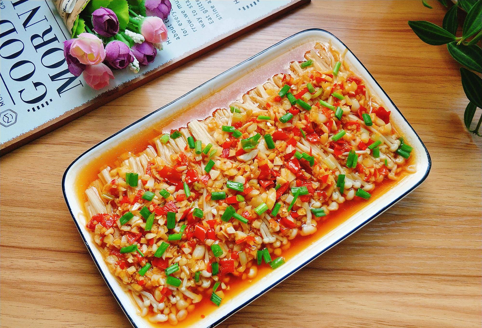 【蒜蓉剁椒金针菇】所需食材:金针菇300g,大蒜一整个,小米椒三个,剁