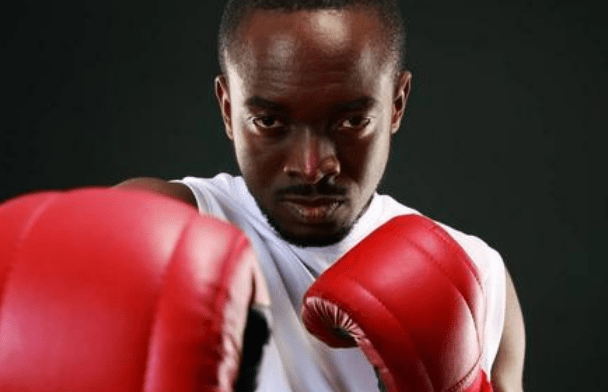 胡斯出身南非,家中自然也并不是什么富裕的家庭,所以从小,胡斯便是在