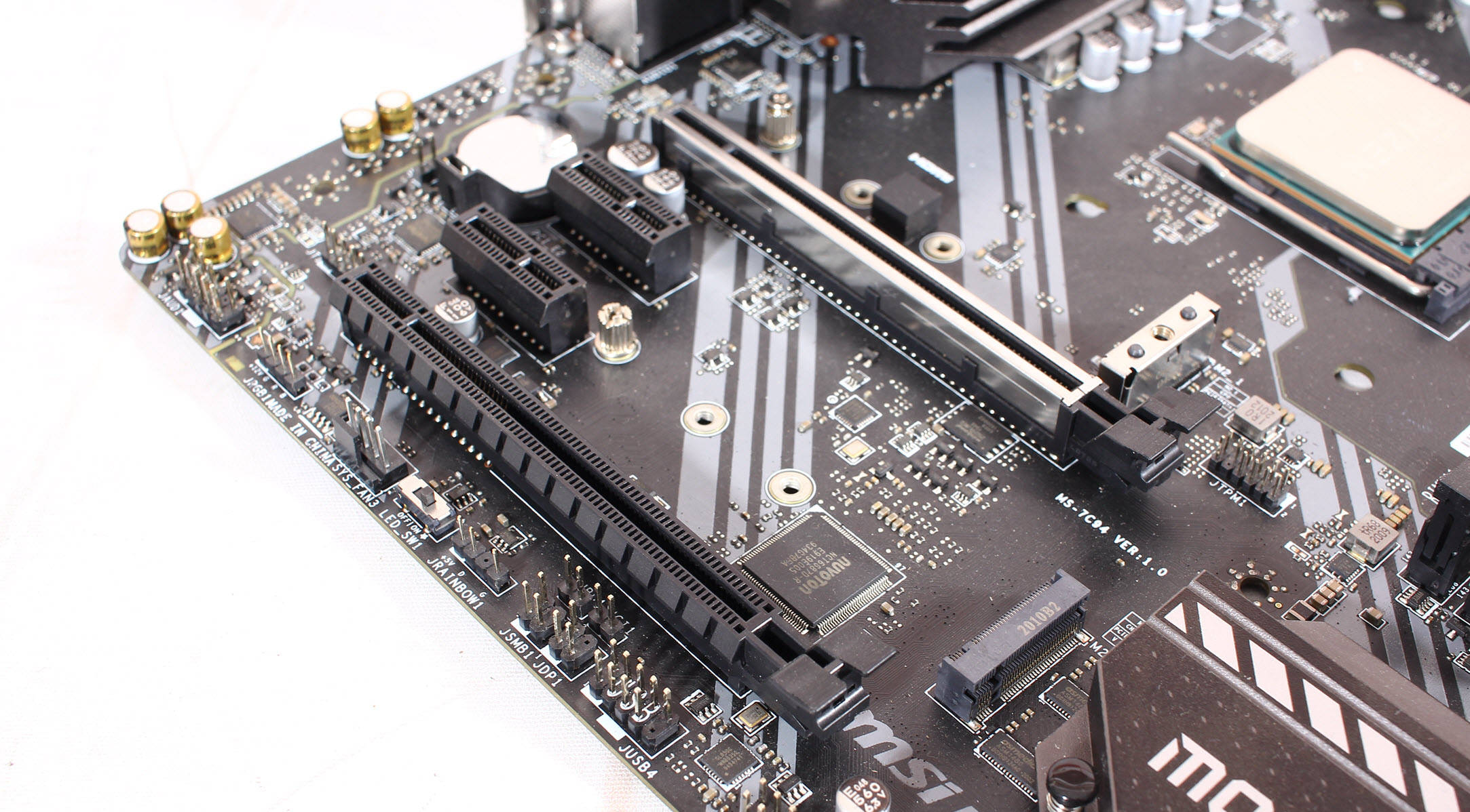 四根同色标准ddr4内存插槽,支持内存超频一直是a饭引以为傲的特色