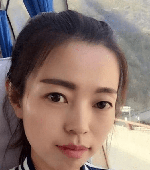 双耳贴脑,额头高耸,聪明的,脑子也活,有理想有思想_面相