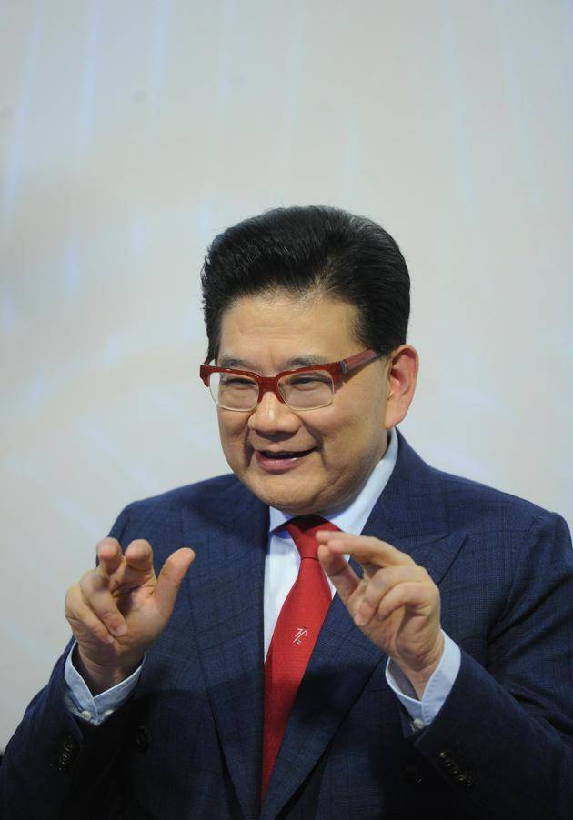 原创曹可凡近照梳二分头胖圆脸笑容可掬妻子是圈外人儿子也很胖