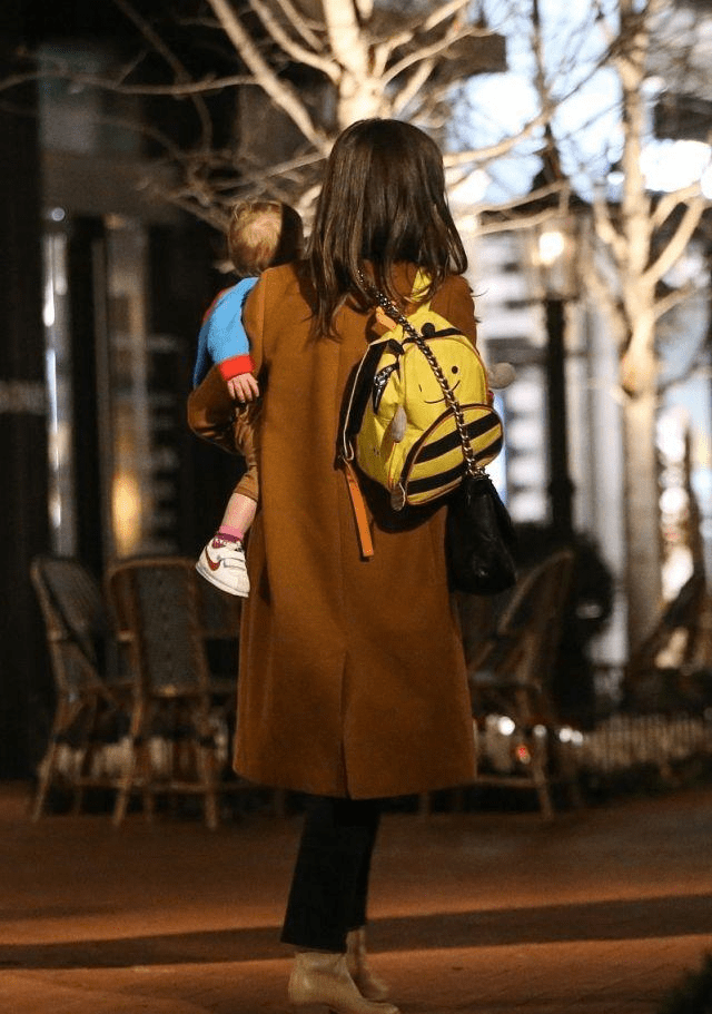 安妮海瑟薇穿驼色大衣抱娃儿子超级可爱画风太温馨