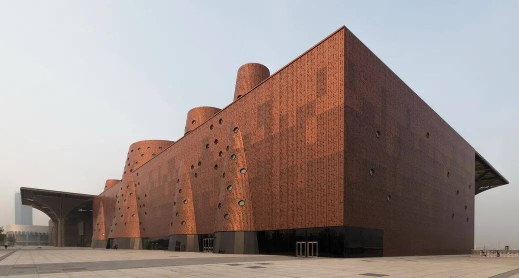 天津滨海科技馆是一座面积达33000平米的巨大文化建筑,历经六年设计