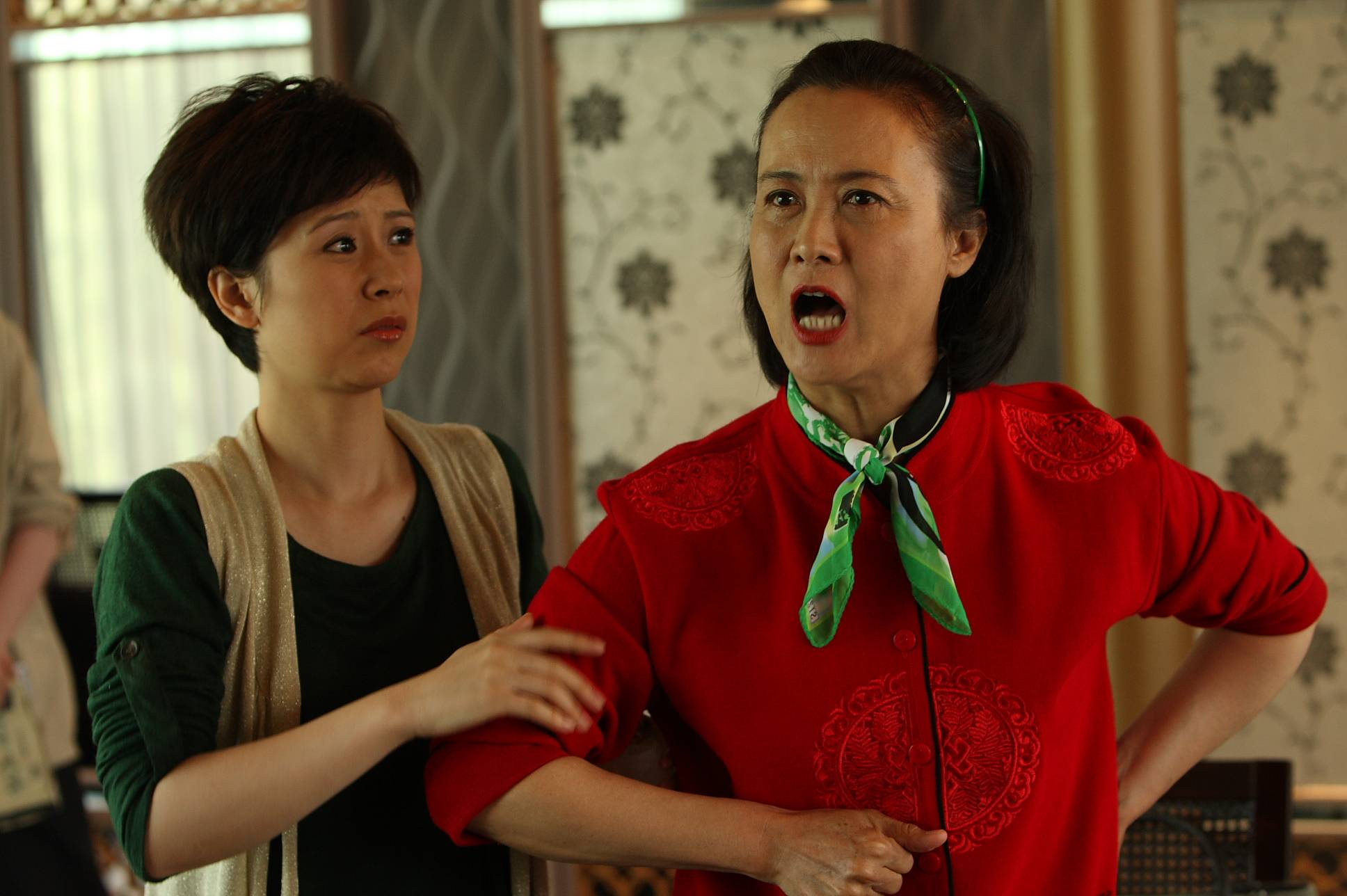 柏寒剧照我和妻子努力改变妈妈的生活状态.