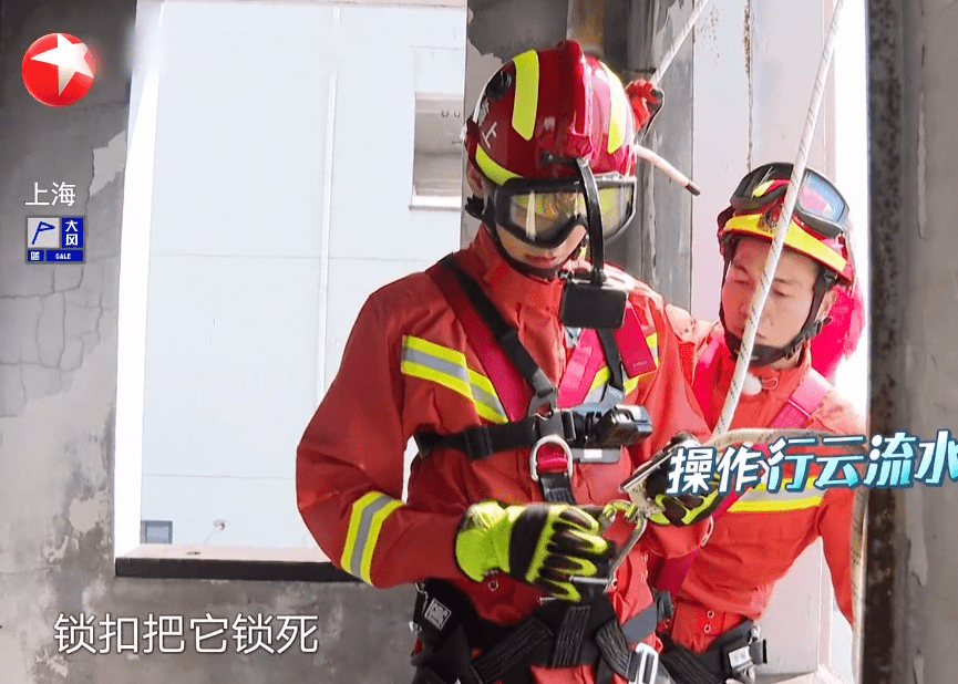 在最新一期《极限挑战》中,龚俊来了,他要和极限男团一起体验消防员的