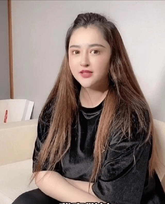 李心艾身材被吐槽穿肥大上衣遮不住赘肉网友身材管理不合格