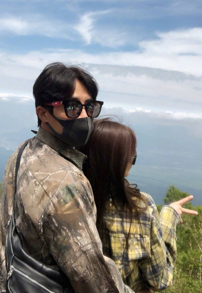 原创39岁杜淳喜得千金！新手奶爸亲自单手提娃，全程小心翼翼！