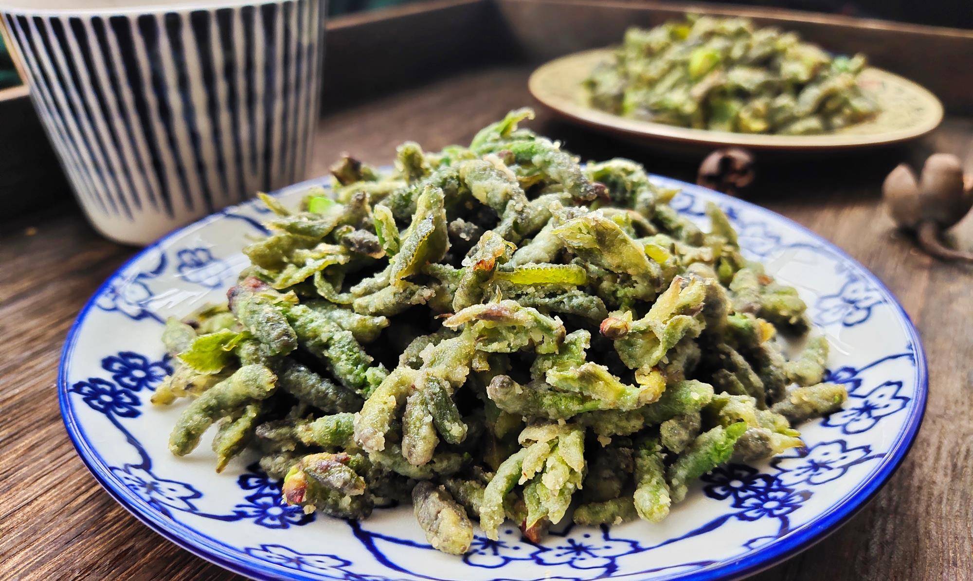 构树穗是构树上的雄性花蕊,看起来像一条条毛毛虫,第一次见可能会产生