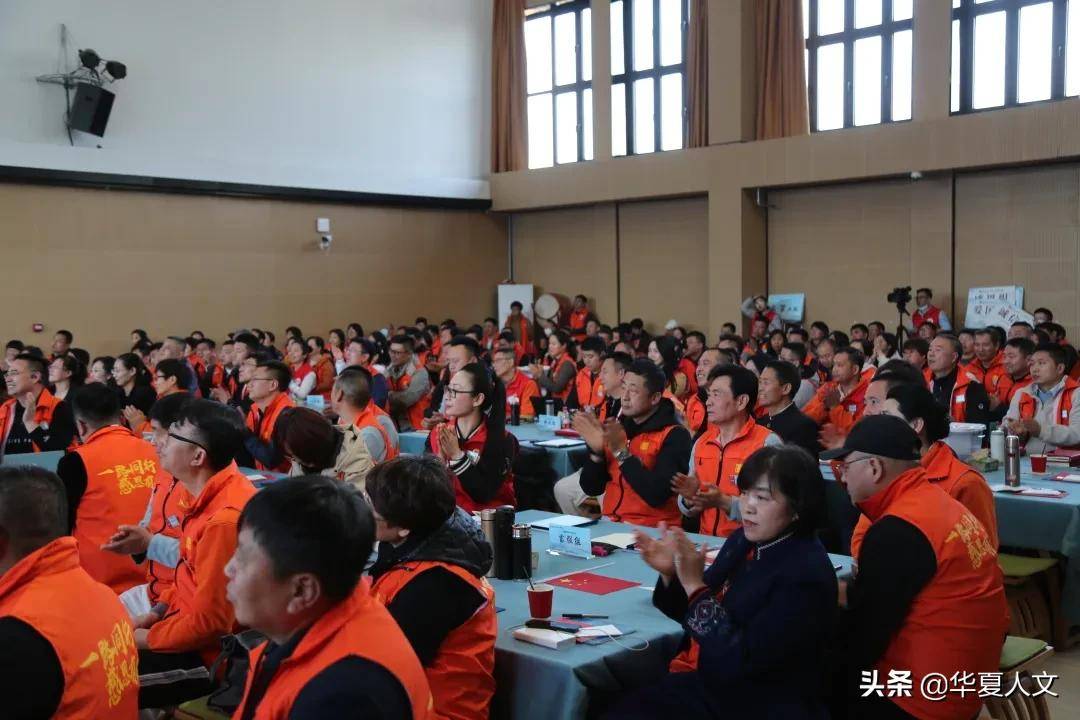 徐长卓董事长与李显峰校长携手走上讲台:"我们有助力民族企业的愿望