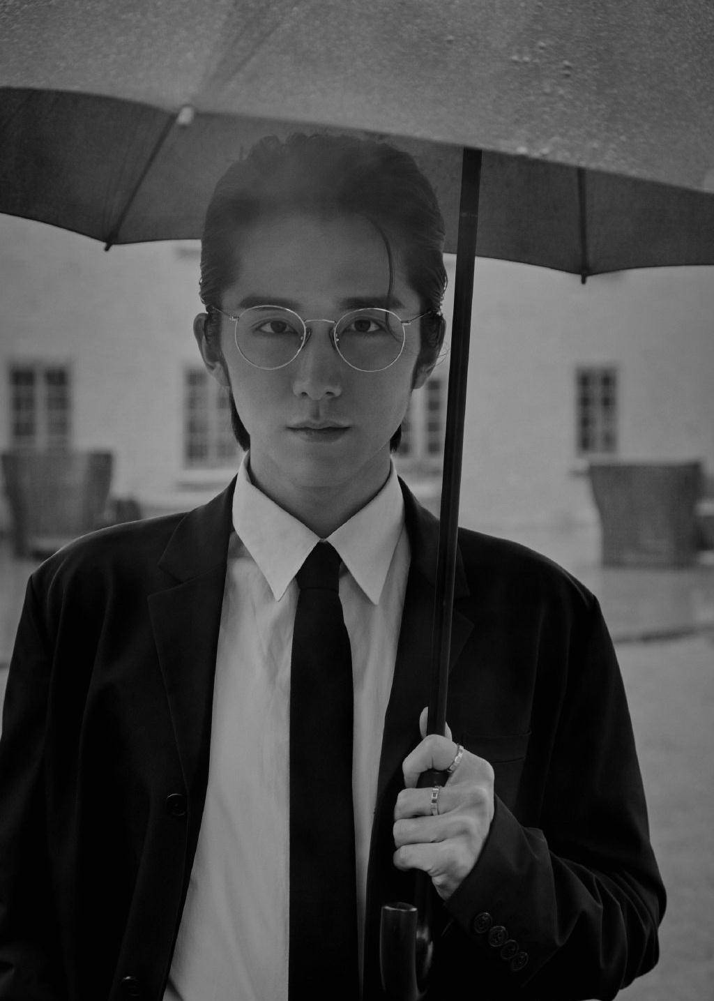 张新成费渡造型曝光大油头加金边眼镜绝了是费渡本人吧