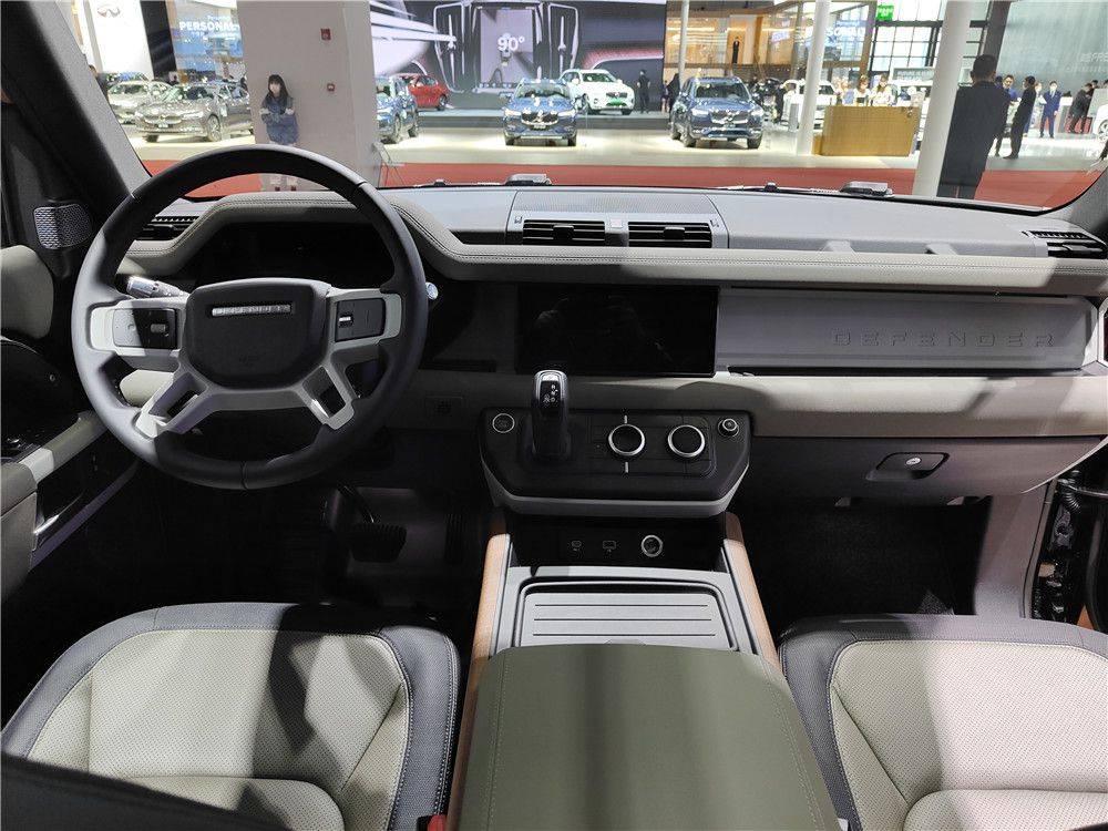 上海车展路虎卫士90男孩子的快乐还是那么贵