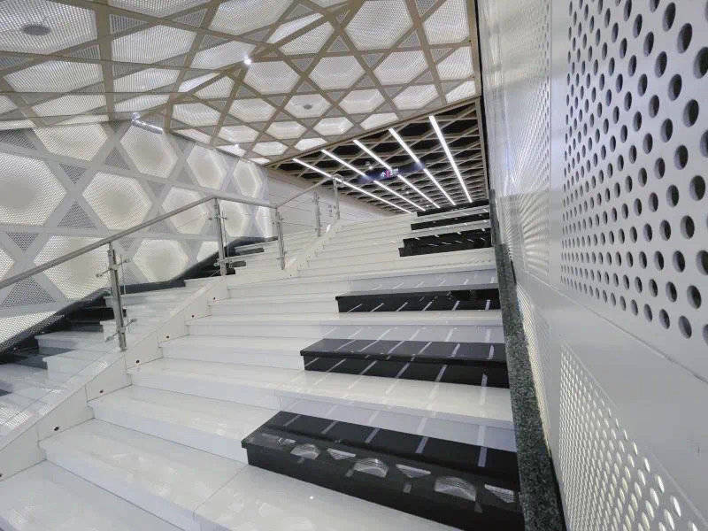 踩台阶弹曲子，来打卡成都地铁站的钢琴阶梯！
