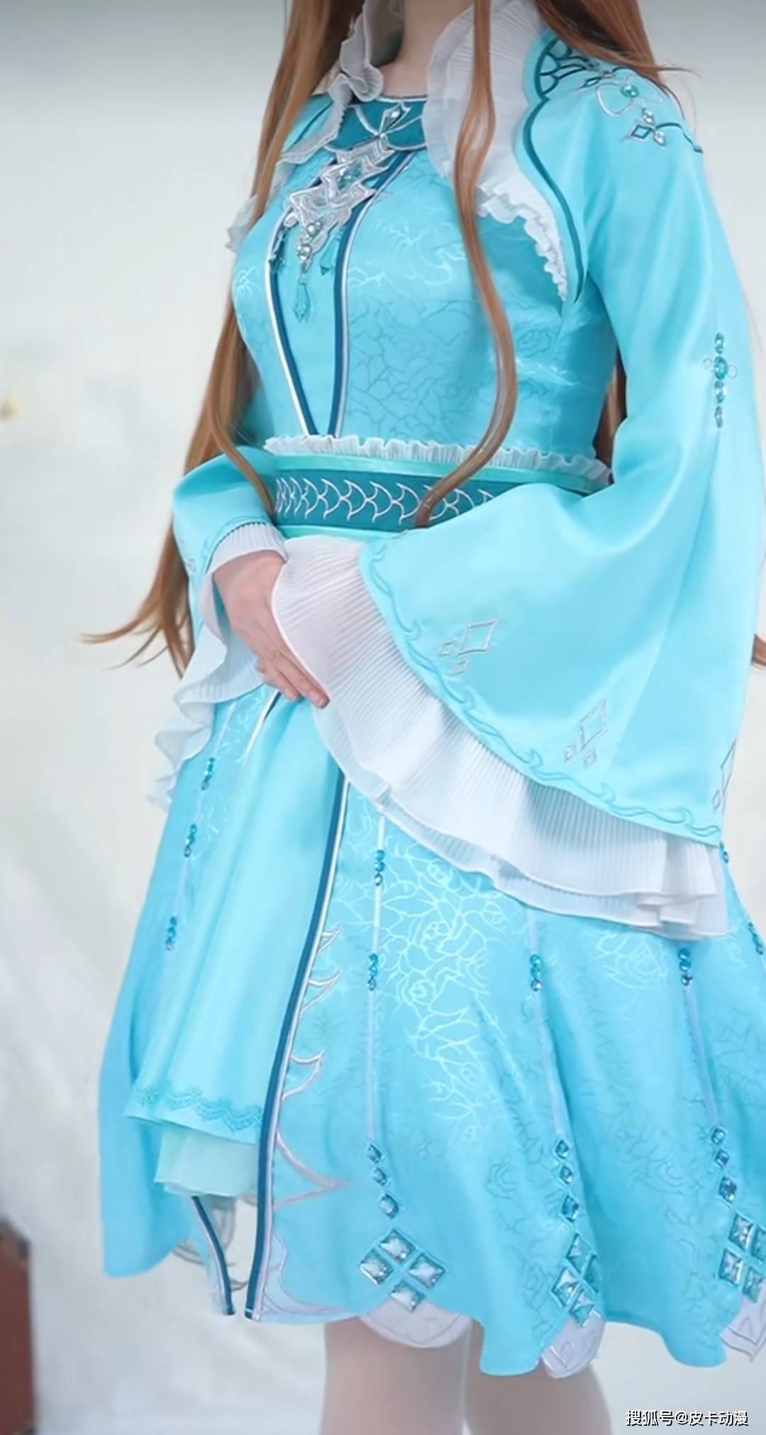 在动漫版中,宁荣荣的人物建模也是很美的,而玄机在