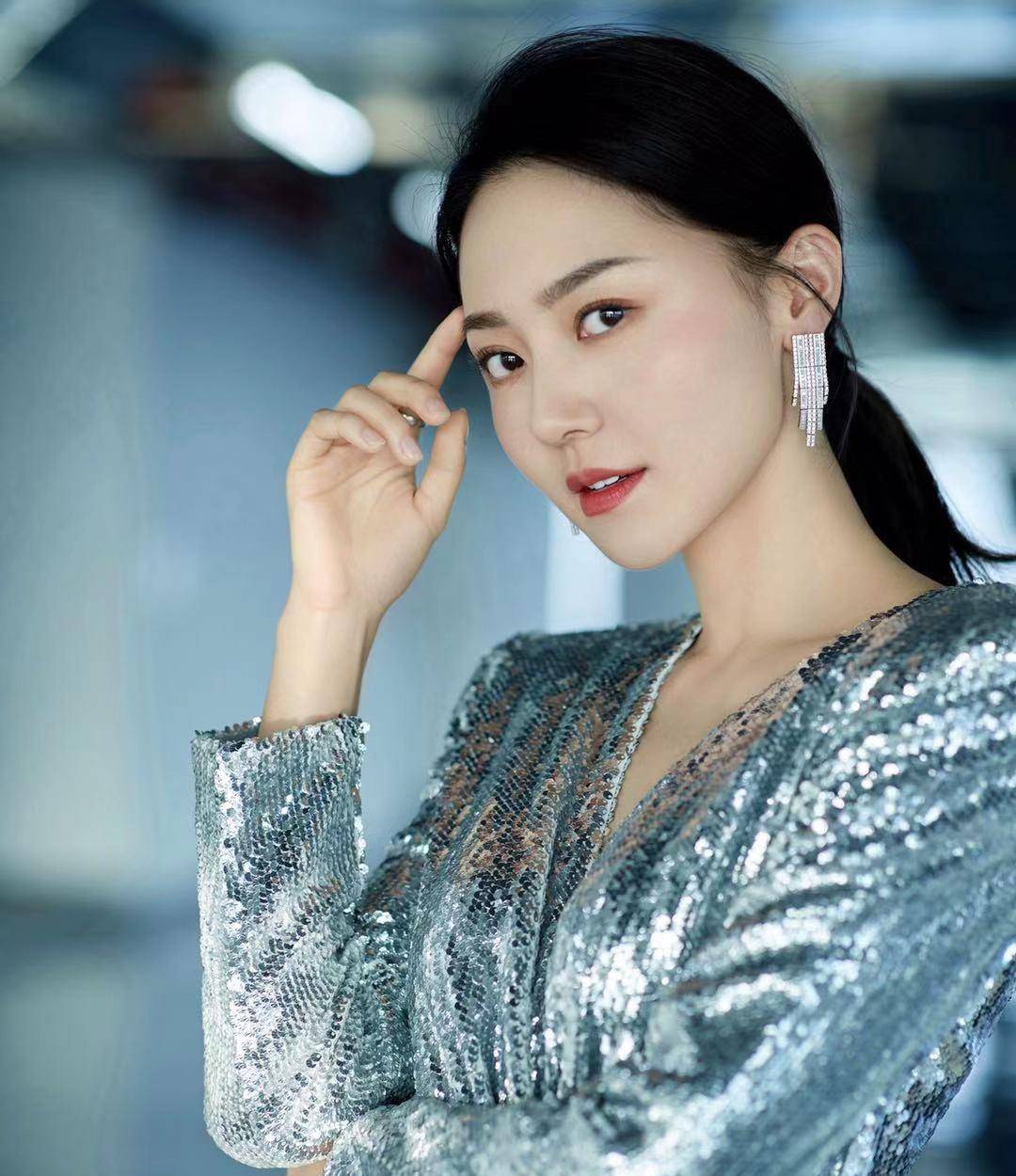 原创银色学黄梦莹的穿搭读者常说高级你觉得呢