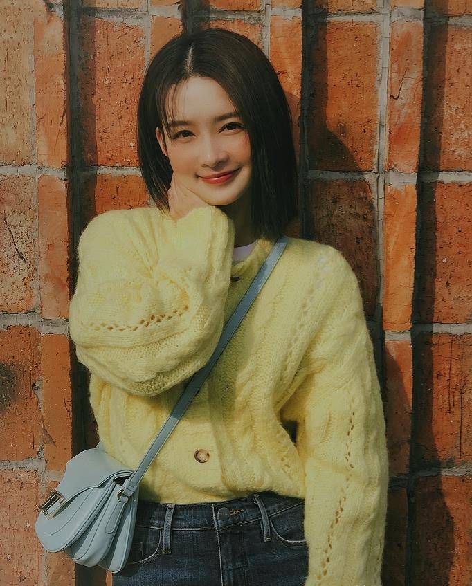 李沁清新短发造型嫩黄色系巧迎春时尚又有初恋气质