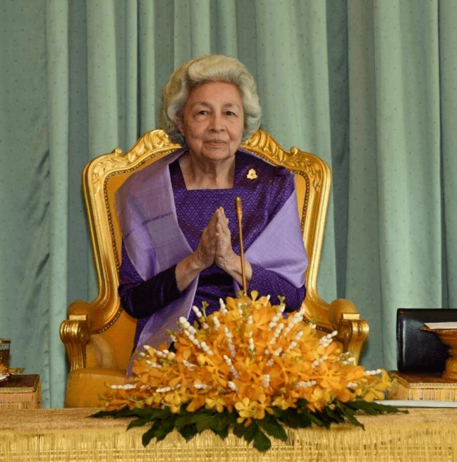 原创柬埔寨67岁国王真帅84岁王太后裹电光紫裙被惊艳不愧亚洲美后