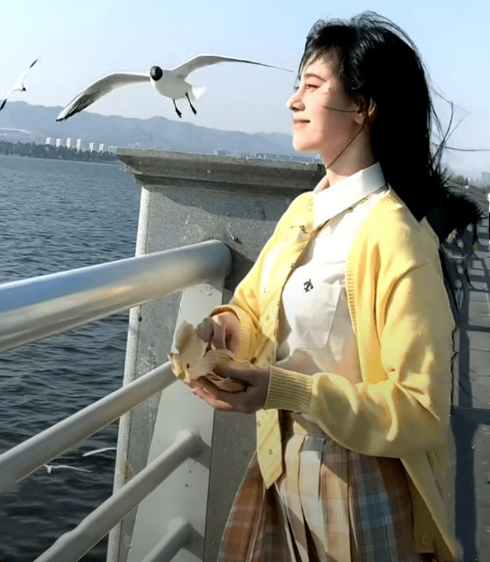 鞠婧祎喂海鸥被抓拍,无意暴露真实五官,这鼻子我捏都捏不出来