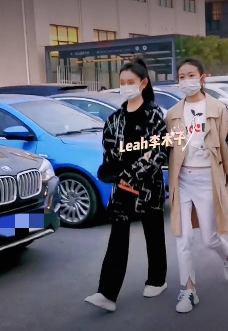 郭麒麟深夜聚餐,与美女紧挨好亲密!曾带另一绯闻女友回德云社