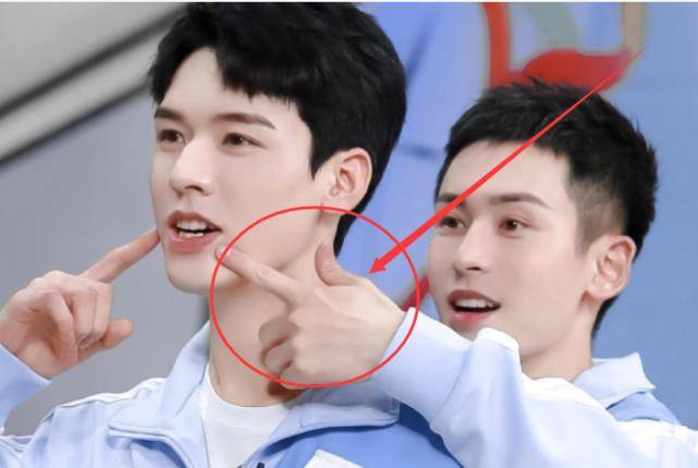 龚俊一把从背后圈住张哲瀚,"环腰抱"让人脸红,指尖交缠太绝了