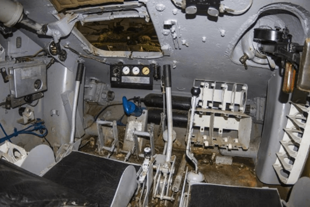 关于t34坦克的实战效果,其实真的不怎么样,早期t34内部配置极为不合理