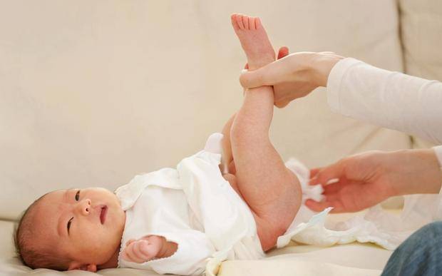 【换尿布】如何给宝宝换尿布_换尿布注意事项_换尿布的正确方法