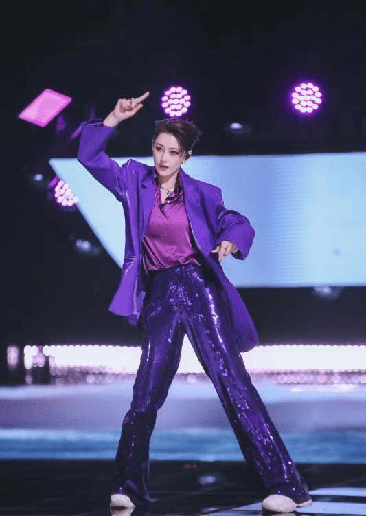 这才是动漫女主角张馨予浪姐2后人气大涨发带搭棒球外套好美