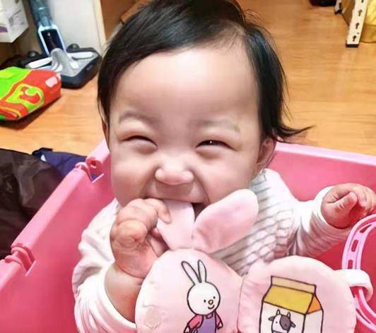 韩国养父母将一岁女孩虐待致死,二十万民众请愿唤醒良知_郑仁