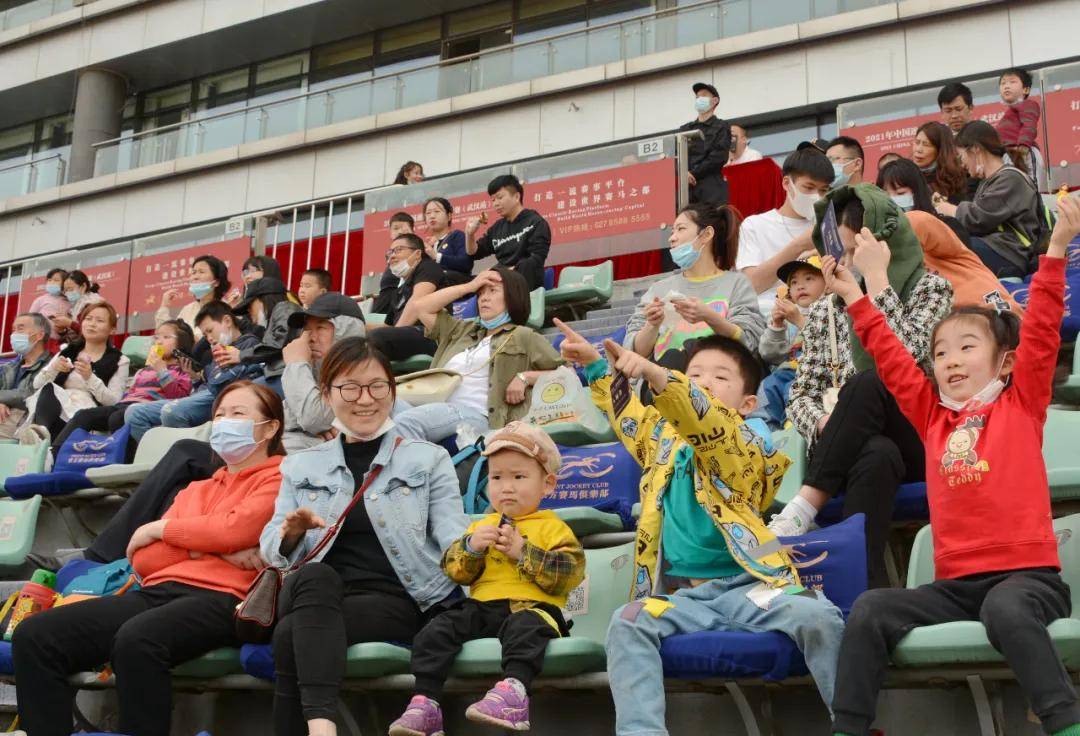 武汉马业发展加速 速度赛马公开赛与湖北省马术联赛同日上演 马师