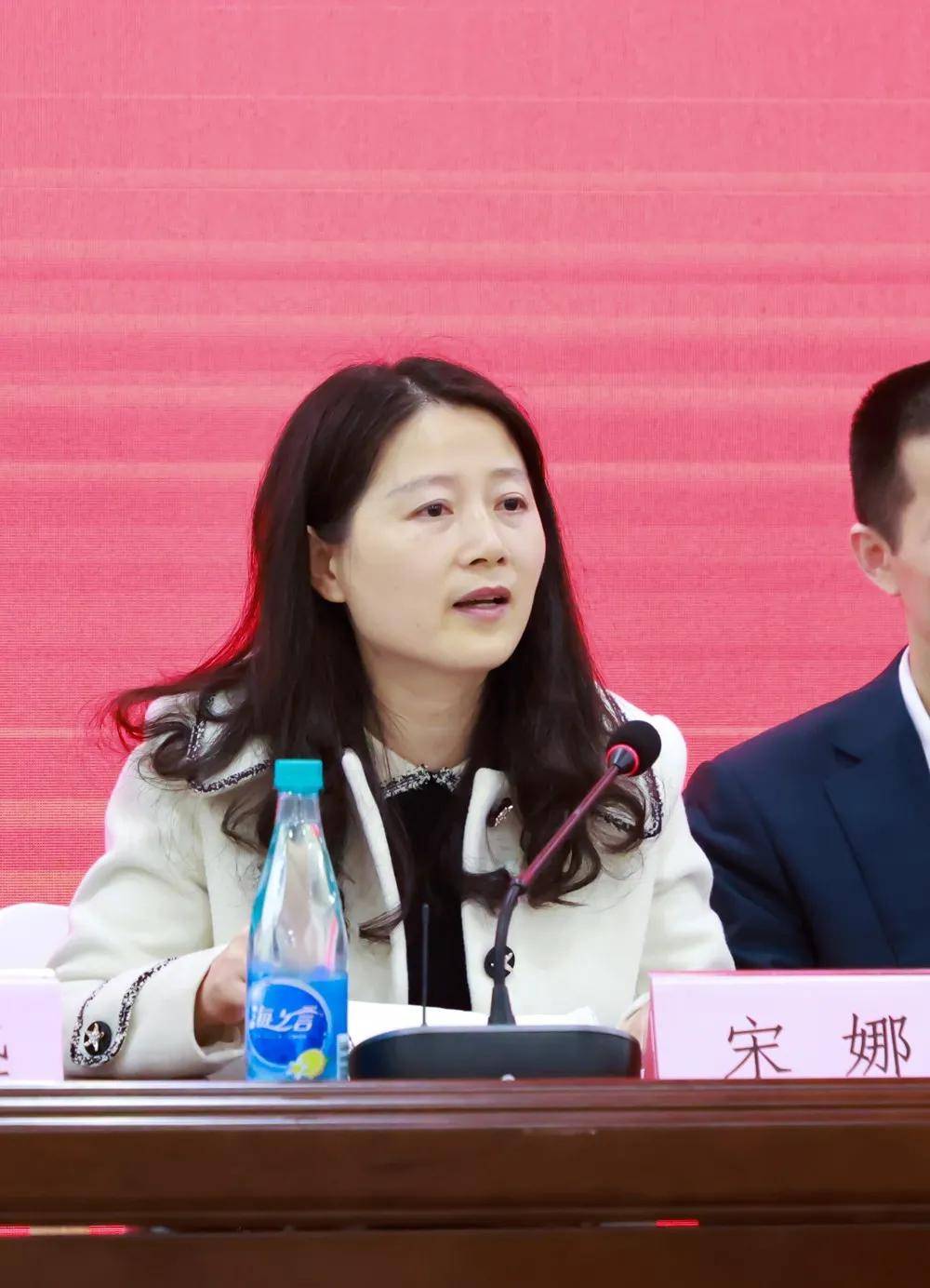 宋娜表示,感谢民革市委对开福区工委的认可和对党员的肯定,并提议当选