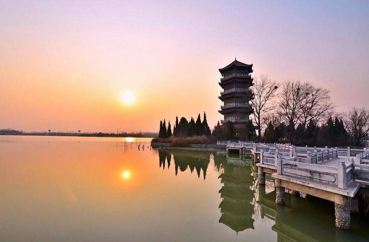 西湖不止杭州有，清朝时全国有36个西湖，连日本都有