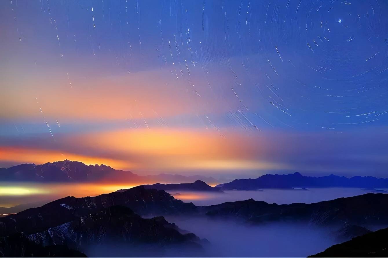 牛背山,位于四川省荥经县和泸定县交界处,原名野牛山