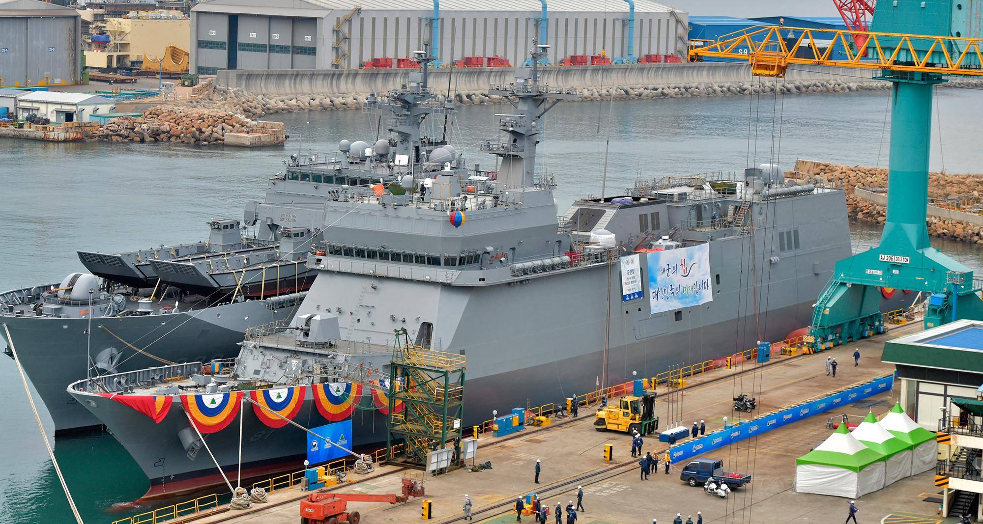 原创韩国海军首艘专用训练舰服役,舷号和郑和舰一样,还可客串医院船