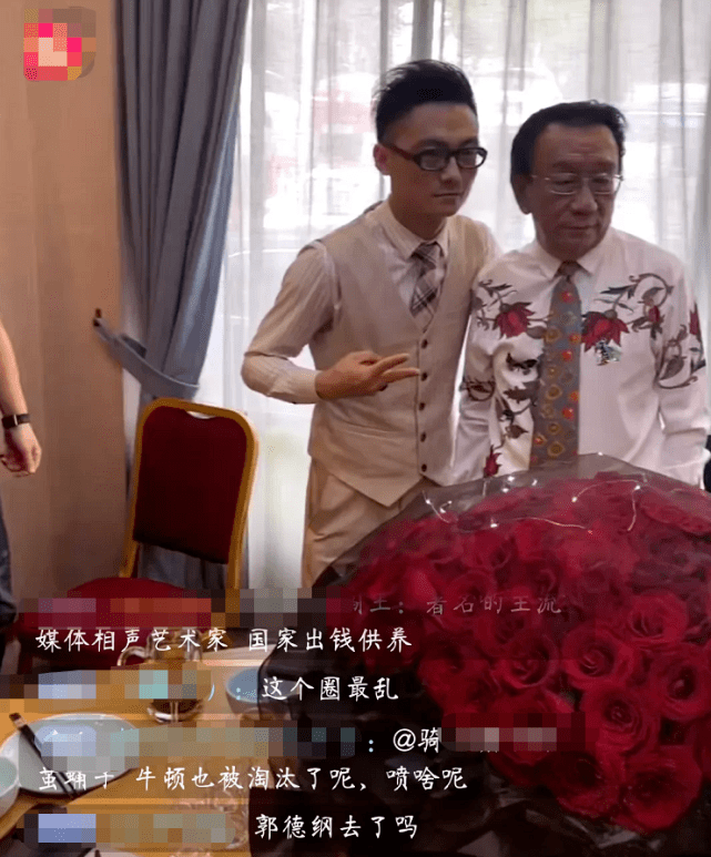 相声演员奇志直播收徒,老艺术家侯耀华到场祝贺,徒弟大兵缺席_仪式