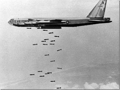 原创战略轰炸的威力b52轰炸机把北越炸回谈判桌