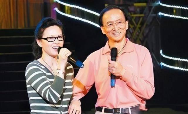 现实生活中的舒耀瑄更是一位难得的好男人,与妻子孔晓妹结婚几十年的