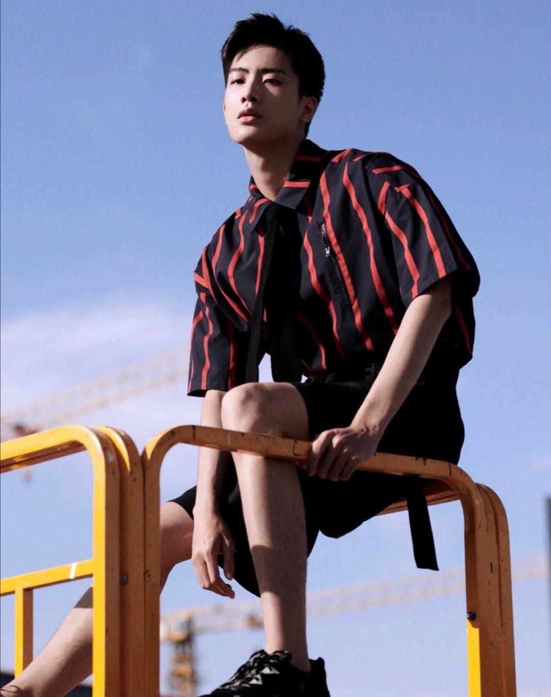 硬朗帅气的95后小哥哥,穿搭超有欧美范,阳光下的他,阳刚有活力_气质