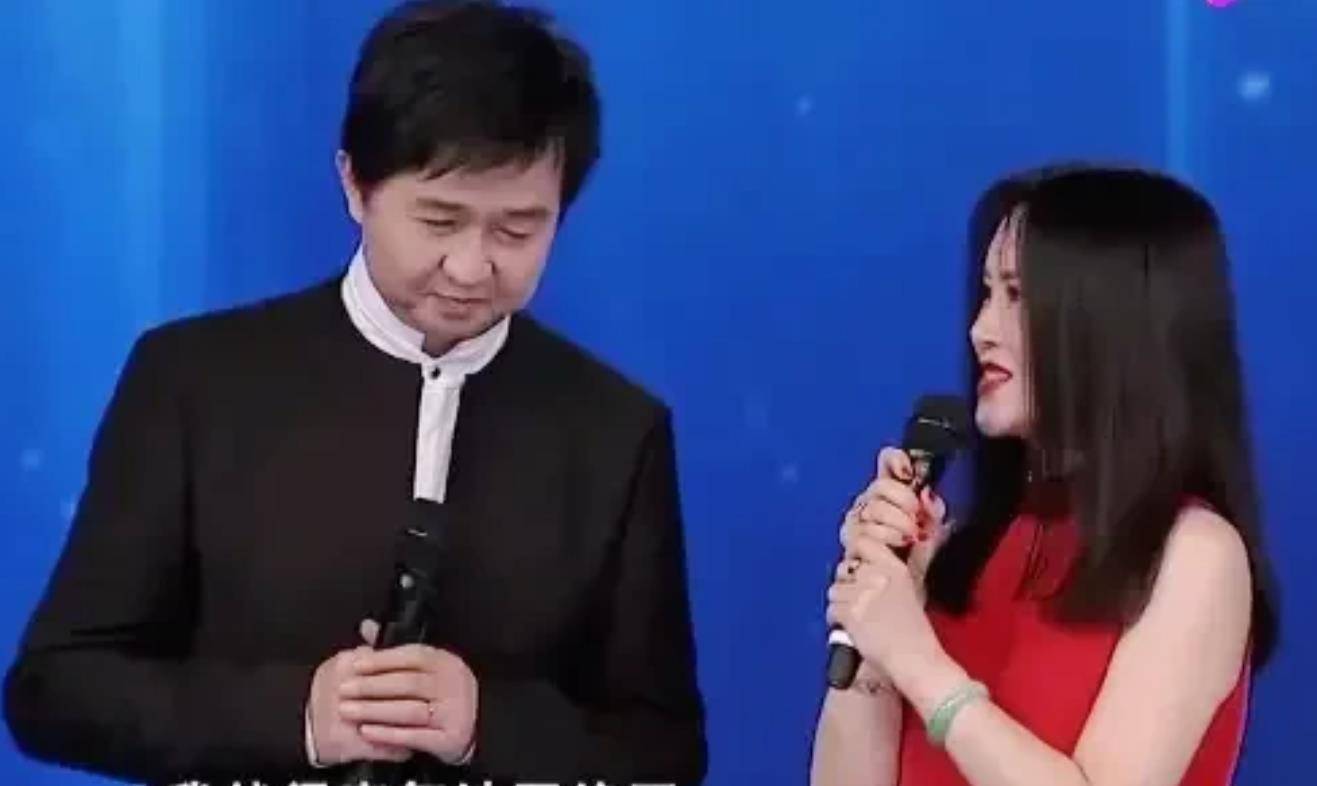 原创54岁的付笛声与任静夫妇参加路边商演捞金出场费高达40万