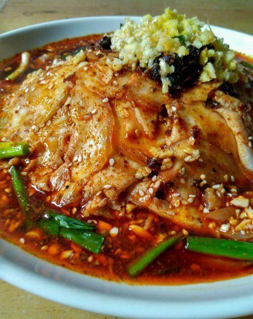 这么热的天气来道凉菜更好一些凉拌五花肉