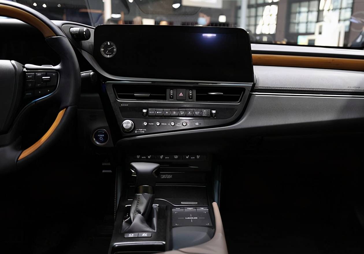 内饰方面采用了全新的触控显示屏,而且是一种玻璃材质的,画面更加清晰