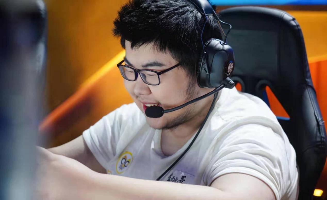 qg小胖再现巨婴行为巅峰赛狂喷路人队友猫神都看不下去了